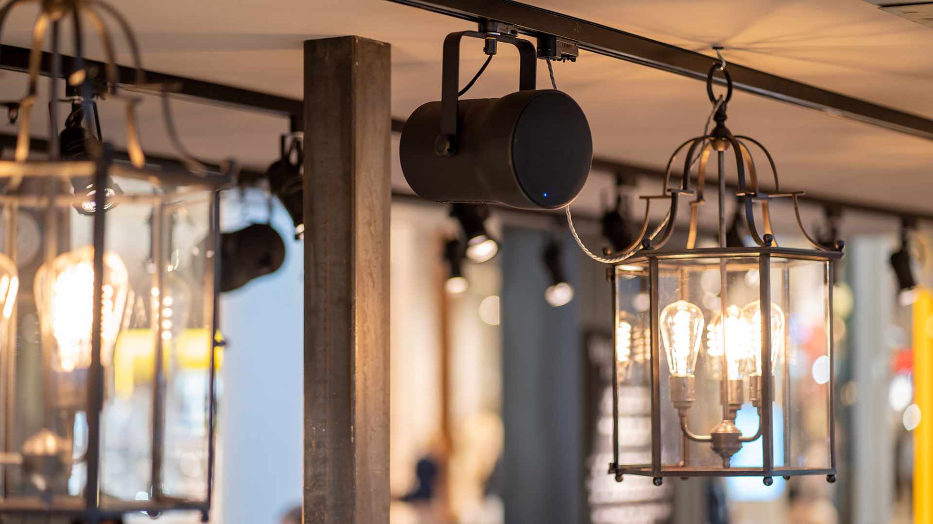 Stromschienen Lautsprecher mit modernem, elegantem Design installiert