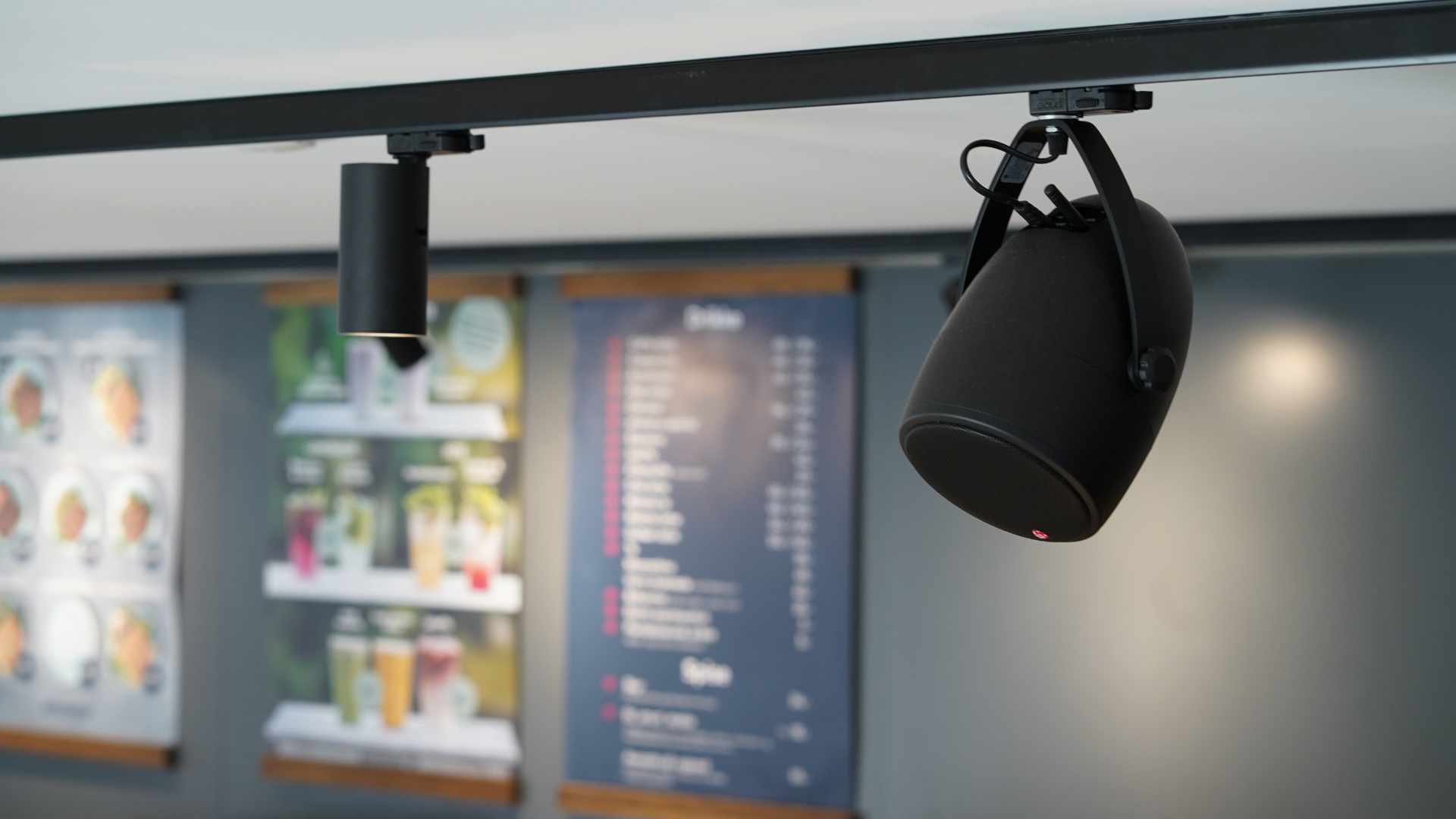 Einfache Installation eines Stromschienen Lautsprechers ohne Werkzeug