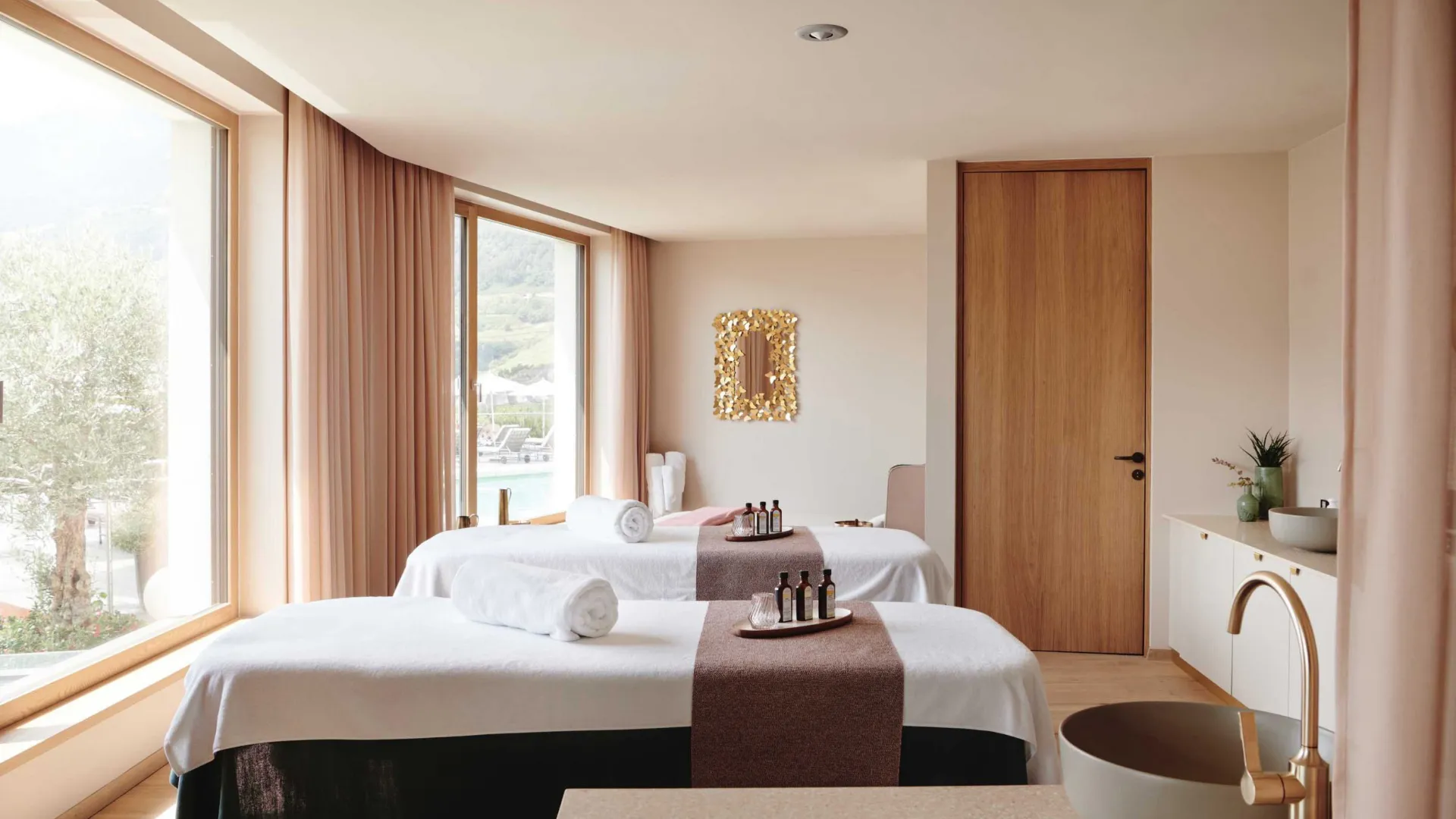 Professionelle Lautsprecher im Behandlungsraum für Wellness und Spa