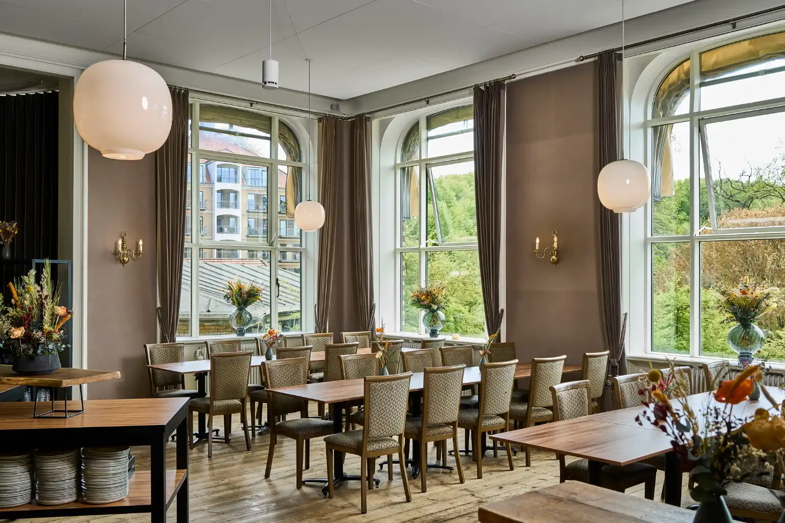 pictrure of a restaurant with the spottune omni cord speaker